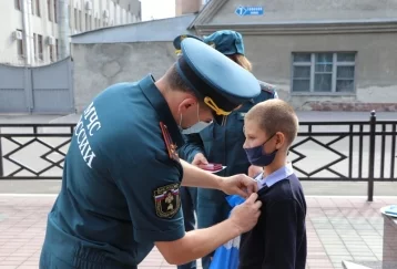 Фото: В Кузбассе школьника наградили медалью за спасение сестры из горящего дома 1