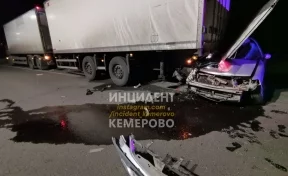 Очевидцы опубликовали фото смертельного ДТП на кузбасской трассе
