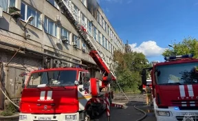В МЧС показали кадры с места пожара в Невском районе Санкт-Петербурга