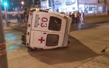 Фото: В Красноярске машина скорой помощи с пациентом опрокинулась после ДТП 1