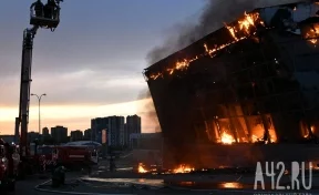 Из-за пожара в автосалоне движение в центре Кемерова ограничено