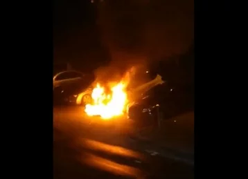 Фото: Пожар в автомобиле Renault в Кемерове попал на видео 1