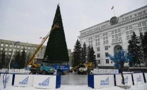 В Кемерове на площади Советов начали разбирать новогоднюю ёлку