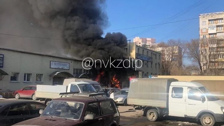 Фото: Опубликованы фото и видео с места пожара в кузбасской СТО, где сгорели 4 иномарки 2