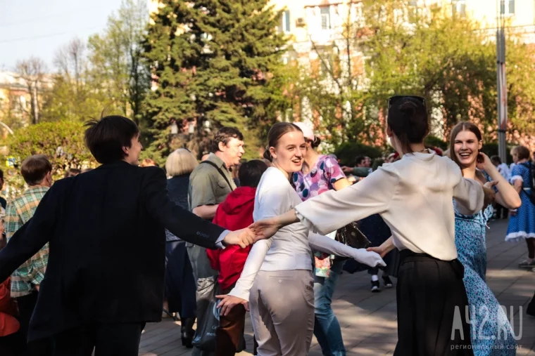 Фото: Т-34, «Бессмертный полк» и салют: Кемерово отмечает 80-летие Победы 68