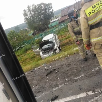 Фото: В Кузбассе на трассе столкнулись две иномарки 1