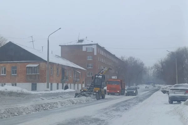 В Кемерове последствия сильного снегопада устраняют 180 человек и 120 единиц техники