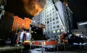 В центре Новосибирска всю ночь тушили пожар в многоэтажке