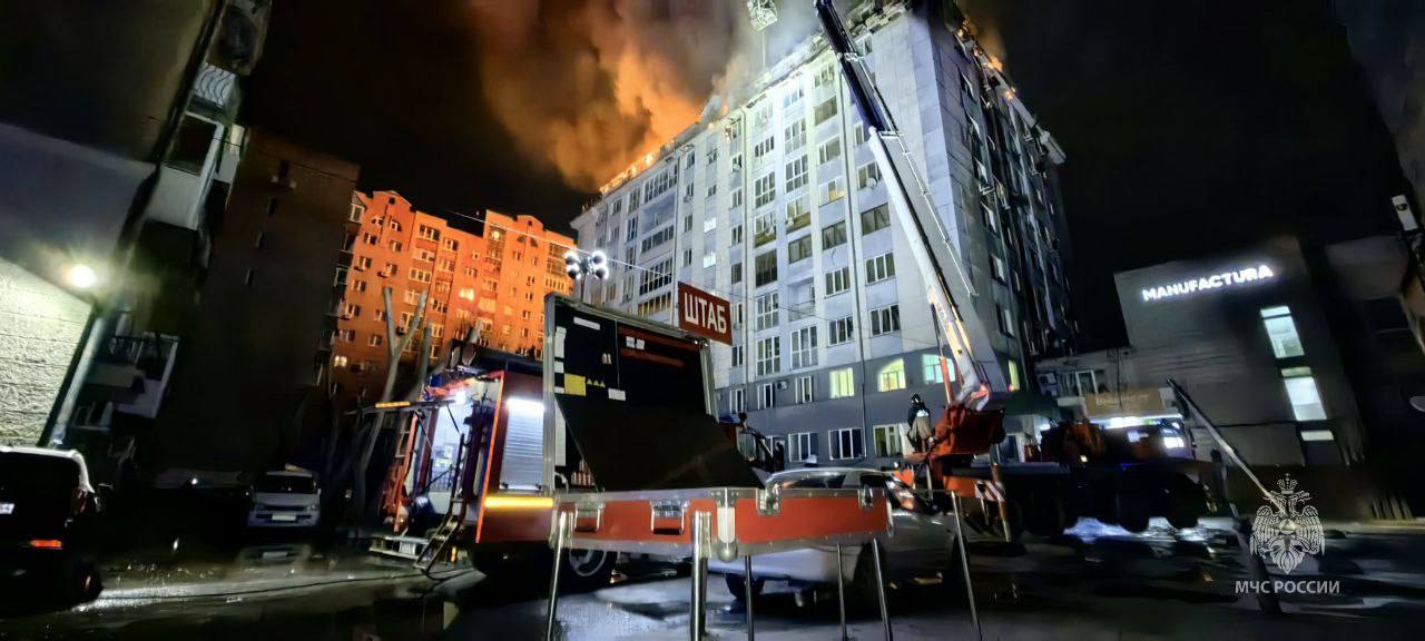 В центре Новосибирска всю ночь тушили пожар в многоэтажке