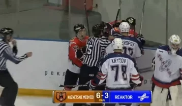 Фото: В Новокузнецке хоккеисты подрались после матча 1