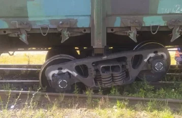 Фото: В Кузбассе вагон, гружённый металлоломом, сошёл с рельсов 1