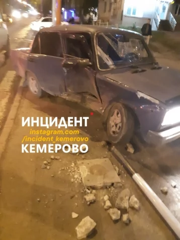 Фото: В Кемерове легковушка снесла дорожный знак после ДТП 1