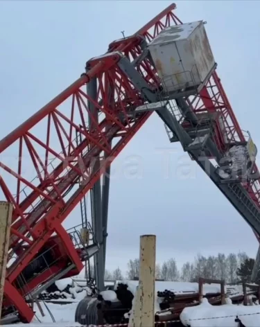 Кран упал на заводе в Бугульме, из кабины выпала 63-летняя женщина