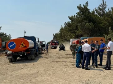 Фото: В Геленджике 150 человек тушат лесной пожар 2