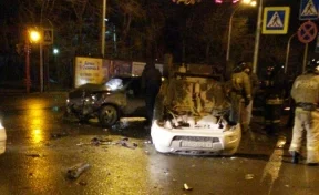 В Кемерове произошло страшное ДТП: такси опрокинулось на крышу 