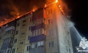 В Кузбассе загорелась кровля пятиэтажного дома