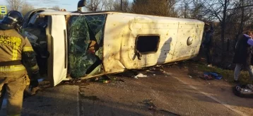Фото: Автобус с пассажирами опрокинулся в Новгородской области 1