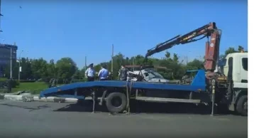 Фото: В Новокузнецке иномарка на огромной скорости влетела на газон и перевернулась 1