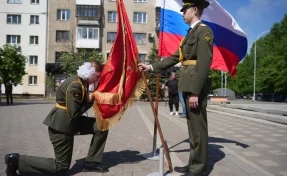 Юнармейцы в Кемерове попрощались со знаменем Поста №1