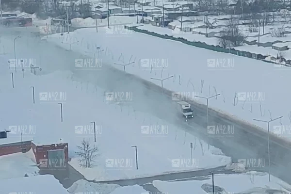 В Кемерове вода затопила новый участок Комсомольского проспекта