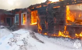 В Коми загорелась деревянная школа, в которой находились дети  