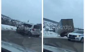 Грузовик и легковой автомобиль попали в жёсткое ДТП на кузбасской трассе