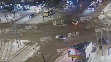 Фото: В Новокузнецке на перекрёстке произошло серьёзное ДТП: один из авто въехал в киоск 1