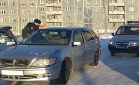 Прикрепил «шашку» и поехал: ГИБДД оштрафовала нелегального таксиста в Кузбассе