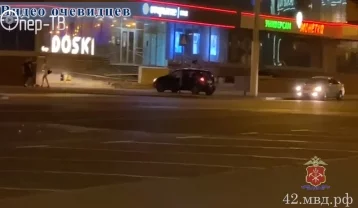 Фото: Кемеровчанин на Hyundai Getz бесцельно кружил вокруг бара и заезжал на тротуары 1