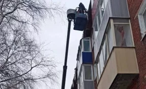 В Кузбассе после прокурорского вмешательства управляющая компания очистила от снега и льда крышу жилого дома