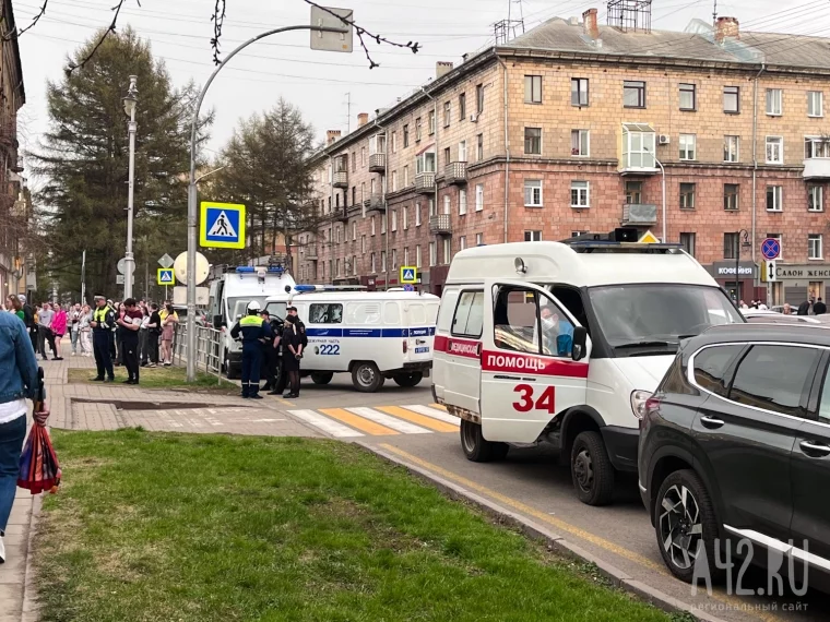 Фото: Мужчина забрался на крышу драмтеатра в Кемерове и отказывается спускаться 4