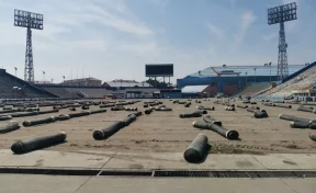 Разработка китайской компании: в Кемерово на стадион «Химик» привезли новое покрытие для футбольного поля