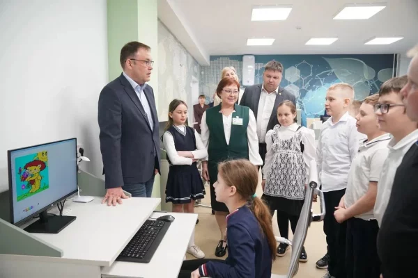 Илья Середюк в кузбасской деревне проверил работу школы после реконструкции