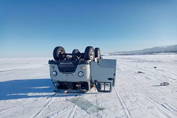 Внедорожник с туристами опрокинулся на льду Байкала, один человек погиб
