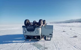 Внедорожник с туристами опрокинулся на льду Байкала, один человек погиб
