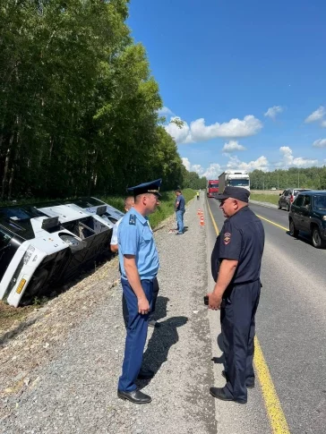 Фото: Прокуратура: в опрокинувшемся автобусе Юрга — Кемерово находились 38 человек 1