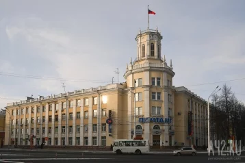 Фото: В Кемерове отремонтировали повреждённые ветром часы на здании Главпочтамта 1