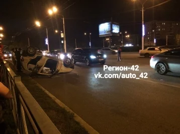 Фото: На бульварном кольце в Кемерове перевернулся Daewoo Matiz 1