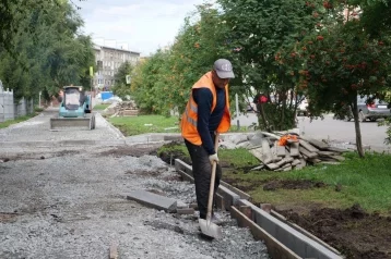 Фото: В Кемерове на Красной улице укладывают красную плитку: мэр рассказал о ходе работ 1