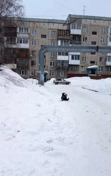 Фото: В Кемерове дети съезжали с горки под колёса машин 1