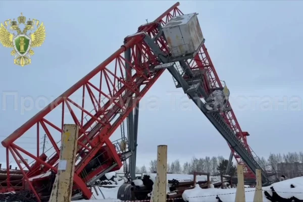 Кран упал на заводе в Бугульме, из кабины выпала 63-летняя женщина