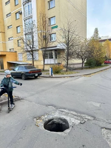 Фото: В Кемерове колодец на проспекте Шахтёров закрыли после вмешательства прокуратуры 1