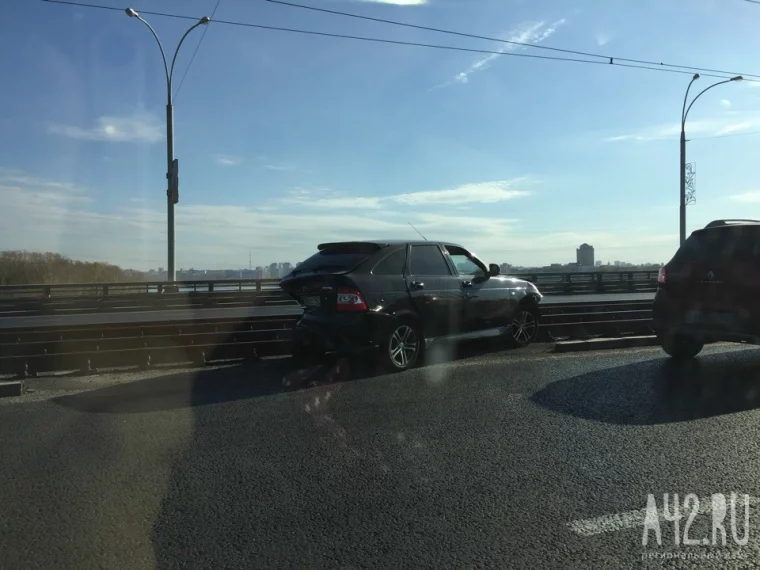 Фото: Авария на Кузнецком мосту в Кемерове: серьёзно столкнулись три автомобиля 4