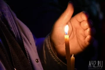 Фото: «Скорбим. Вместе»: огромная свеча зажглась на стеле «Город трудовой доблести» в Новокузнецке 1