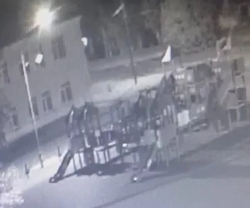 Фото: В Кузбассе подростки разгромили городскую площадь: инцидент попал на видео 1