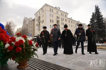 Фото: В Кемерове состоялось торжественное возложение цветов к Мемориалу Славы воинов-кузбассовцев 1