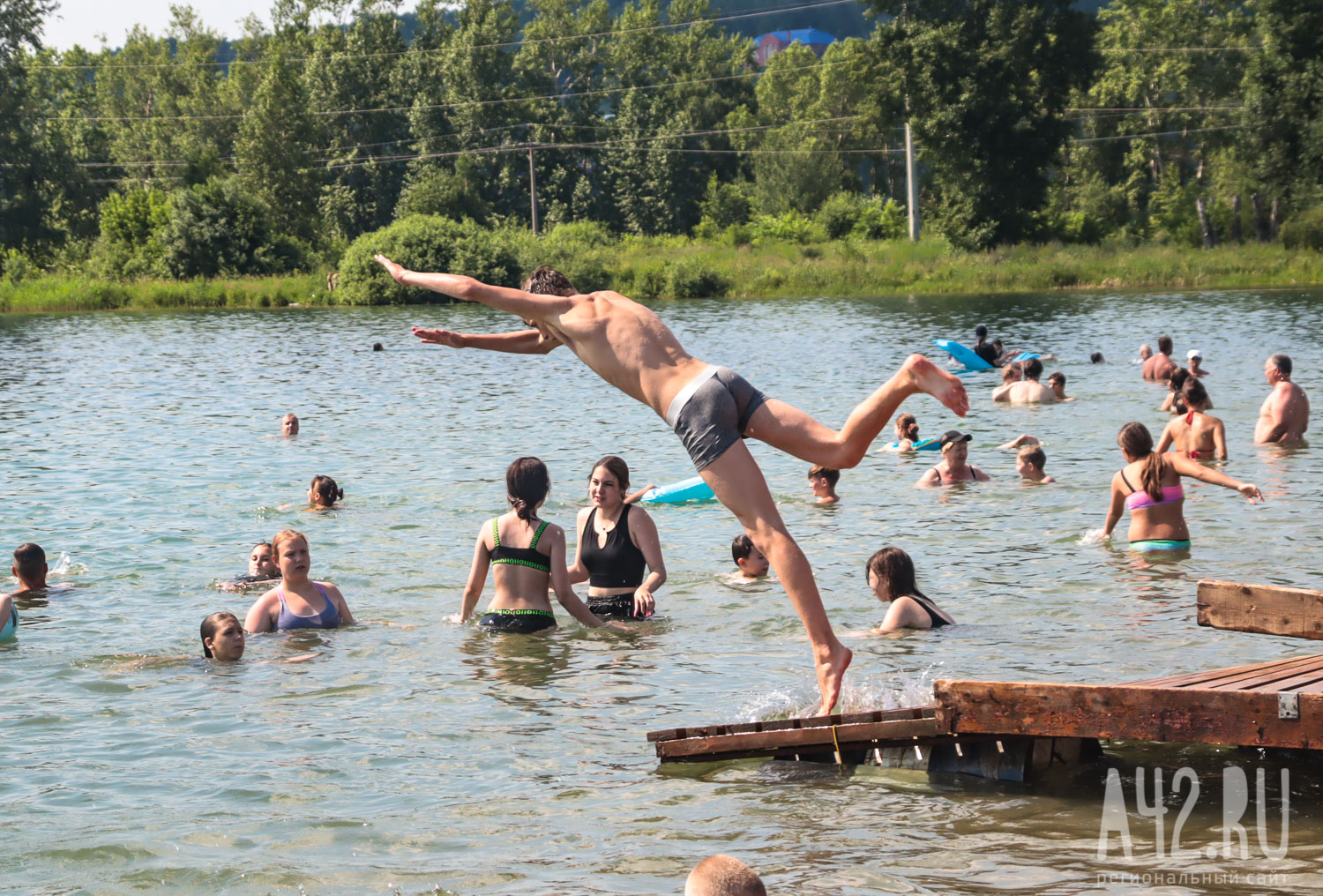 Соцсети: на Красном озере в Кемерове заметили онаниста