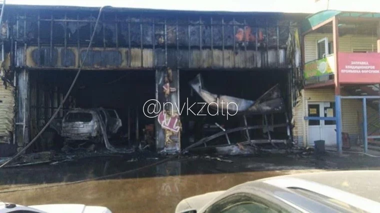 Фото: Опубликованы фото и видео с места пожара в кузбасской СТО, где сгорели 4 иномарки 3