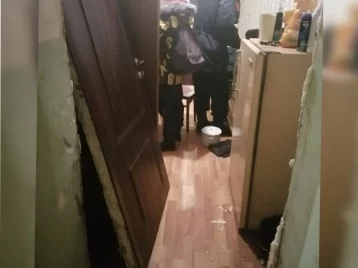 Фото: Пришёл выяснить отношения: кузбассовец выбил дверь квартиры соседки 1