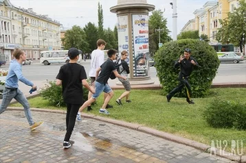 Фото: В Кемерове подростки устроили разборки у фонтана близ театра драмы 1
